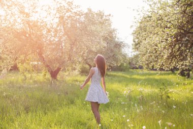 güzel kız meyve bahçesi