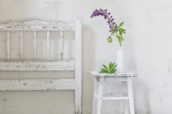Старый белый интерьер с цветами — стоковое фото