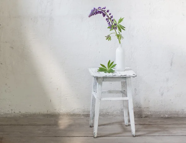 Oude witte interieur met bloemen — Stockfoto