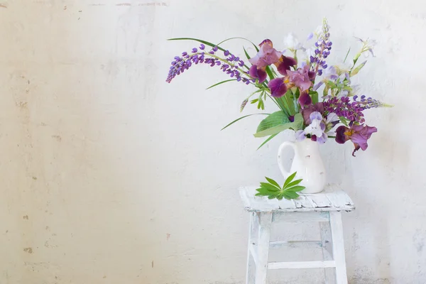白のインテリアで夏の花束 — ストック写真