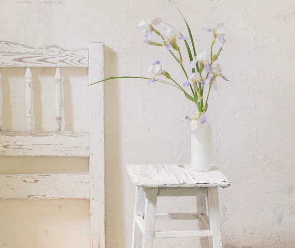 Zomer boeket in witte interieur — Stockfoto