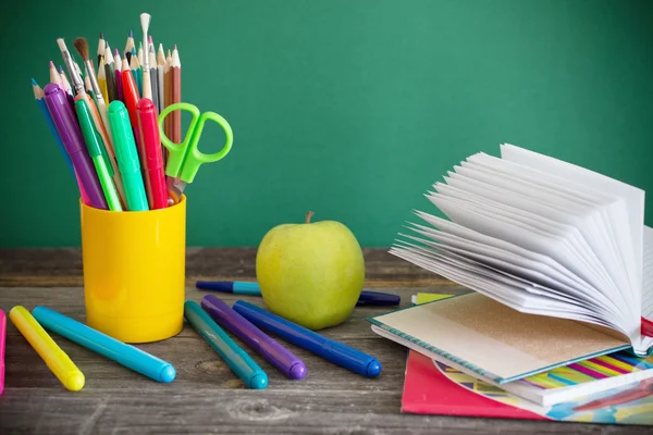 Schulschreibtisch auf Holztisch — Stockfoto