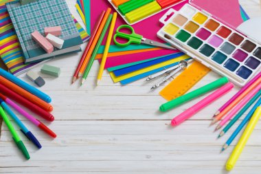 Beyaz ahşap zemin üzerinde geri kompozisyon okul