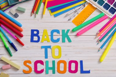 Ahşap arka planda okul kavramına geri dön