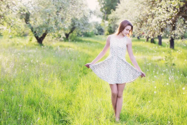 Menina bonita no pomar — Fotografia de Stock