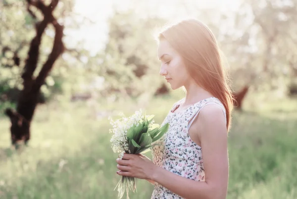 Lily vadi ile güzel kız — Stok fotoğraf