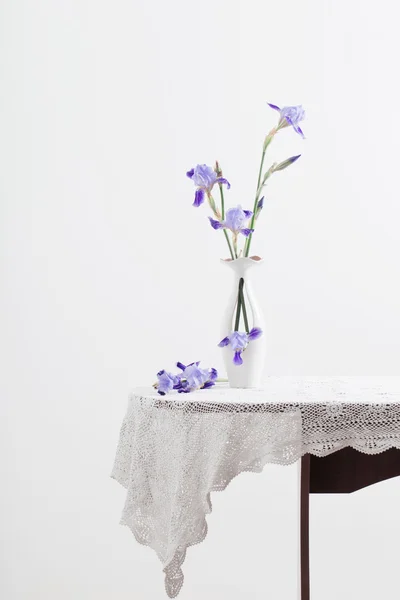 Букет з ірису у вазі на столі — стокове фото