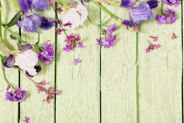 Blumen auf grünem Holzgrund — Stockfoto