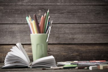 Grunge arka planındaki okul konseptine geri dön