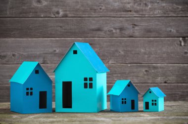 standları bir kağıt evler ahşap arka plan üzerinde