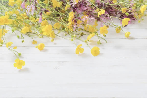 Letní květy na dřevěné pozadí — Stock fotografie