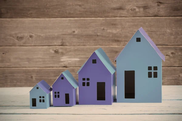 Papírový domy stojí dřevěné pozadí — Stock fotografie