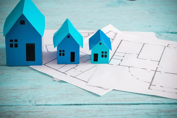 Casas de papel azul sobre mesa de madera — Foto de Stock