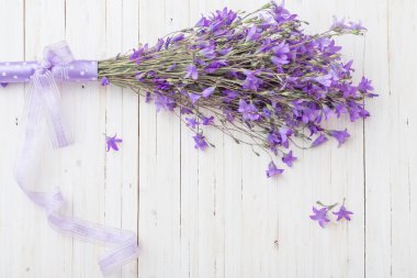 bluebel om Beyaz ahşap arka plan çiçekler