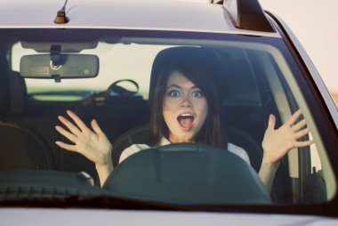 Arabayı kullanan korkmuş kadın sesler 