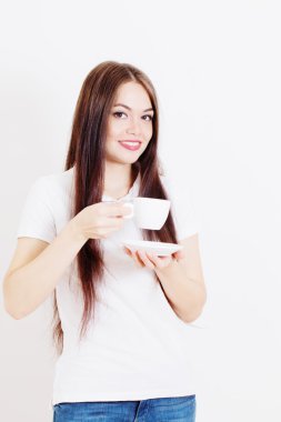 bir fincan kahve tutan genç güzel kadın