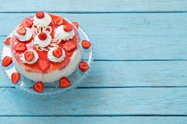 kek çilek mavi ahşap tablo