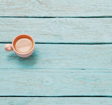 Kahve mavi ahşap bir masa üzerinde