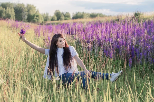 Belas mulheres jovens com flores — Fotografia de Stock