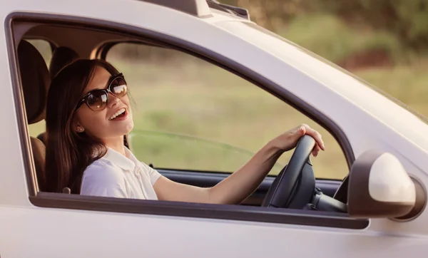 Gelukkig vrouw in auto — Stockfoto