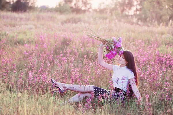 Gün batımında çiçekli esmer kız — Stok fotoğraf