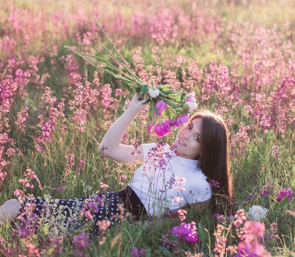 在日落时花的黑发女孩 — 图库照片