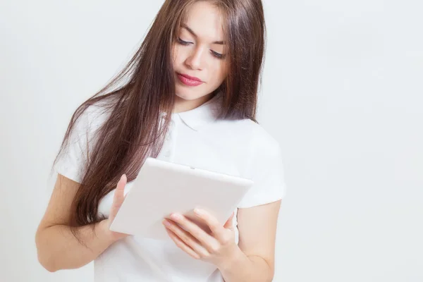 Mujer de belleza con la tableta sobre un fondo blanco — Foto de Stock