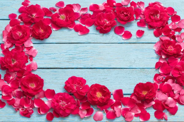 Rosas rosadas sobre fondo azul de madera —  Fotos de Stock