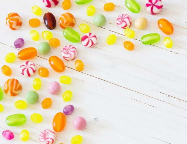 Variedade de doces em um fundo de madeira — Fotografia de Stock