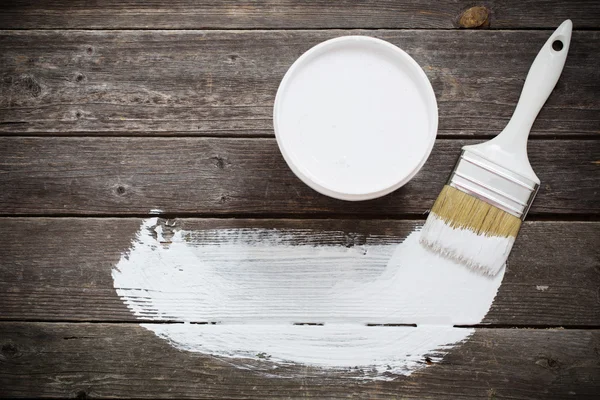 Pinturas de banco y pincel sobre fondo de madera —  Fotos de Stock