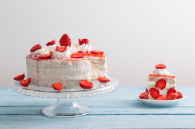 kek çilek mavi ahşap tablo