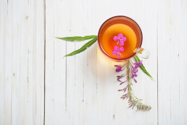 Taza de té con hierba de sauce sobre fondo de madera —  Fotos de Stock