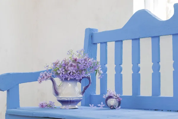 Nature morte avec des fleurs printanières sur banc bleu — Photo