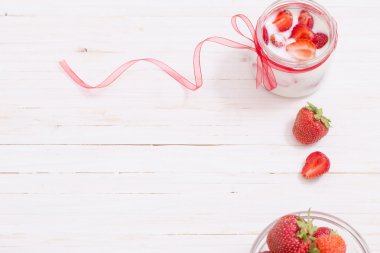 Beyaz ahşap zemin üzerinde srawberries
