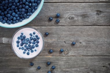 yaban mersini bir ahşap arka plan, üstten görünüm, yatay