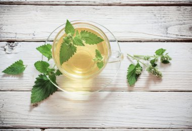 cam Kupası ahşap zemin üzerine yeşil melissa bitki çayı