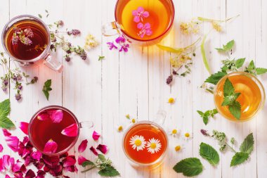 Beyaz ahşap zemin üzerinde bitki çayı