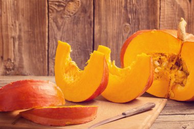 ahşap tahta üzerinde kabaklar