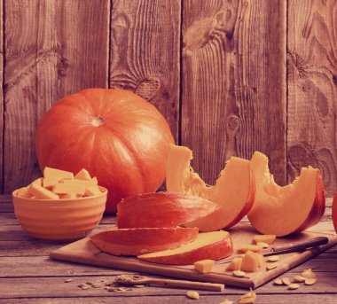 Tahta masadaki balkabakları