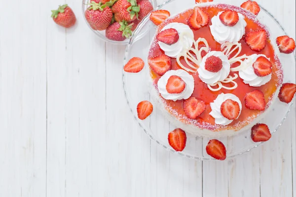 Cake with strawberries on white wooden table — Stock Photo, Image