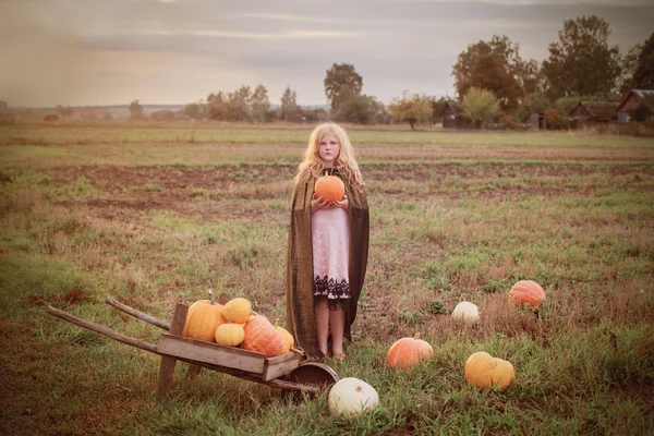 Meisje met pompoen buiten — Stockfoto