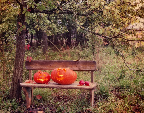 Хэллоуин тыква на деревянной скамейке — стоковое фото