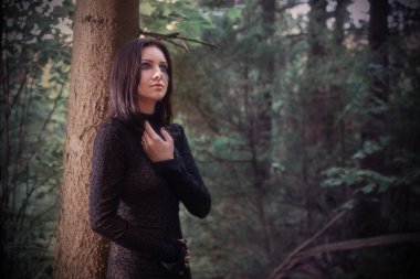 Güzel kızı bir mistik orman