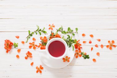 fincan çay ve turuncu çiçekler ile natürmort 