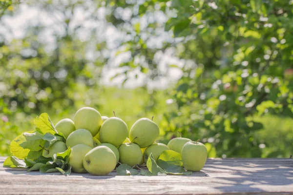 屋外の木製の背景に緑のリンゴ — ストック写真