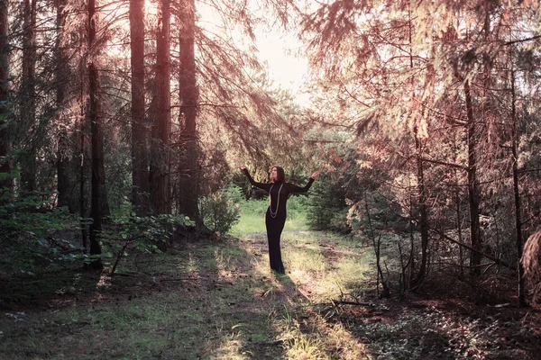 Belle sorcière posant dans une forêt mystique — Photo