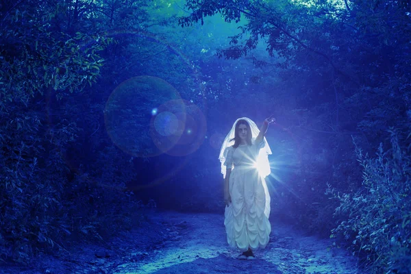 De geest van de bruid in het nachtbos — Stockfoto