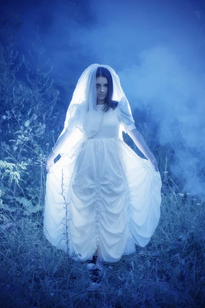 Fantasma de la novia en el bosque nocturno — Foto de Stock