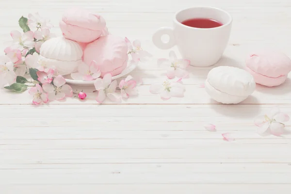 Chá vermelho com flores no fundo de madeira branco — Fotografia de Stock