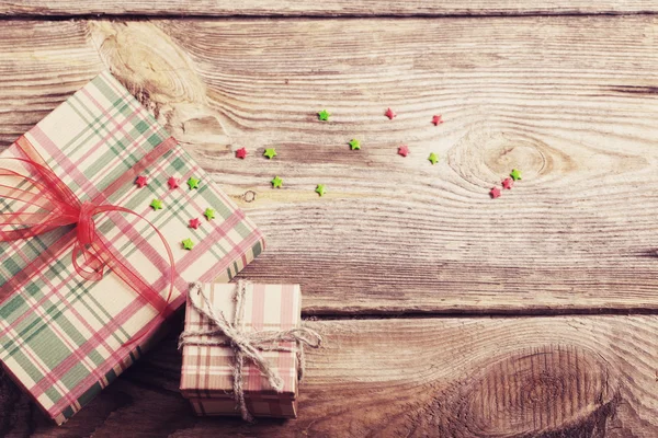 Regalos de Navidad en mesa de madera vieja — Foto de Stock